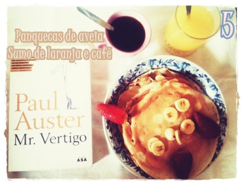 Panquecas de aveia, com morangos e banana. Sumo de laranja natural e café. 1 livro para complementar