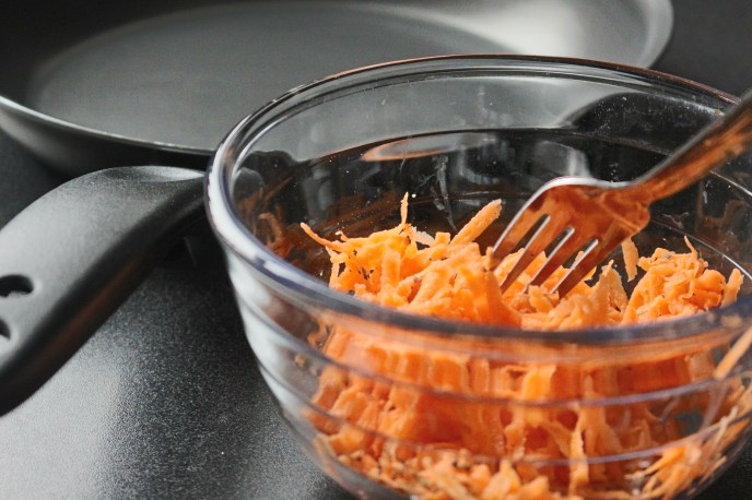 pizza_fit_sem_farinha_batata_doce_joanabanana_raparigamoderna_fitness_portugal_receitasfit_musculaçao_atum_agua_frigideira_saudavel_videos5