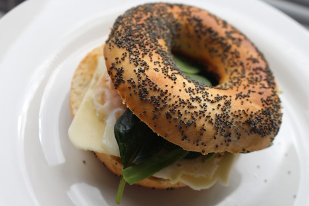 Bagel de sementes de papoila, queijo mozzarella, espinafres e ovo Joanabbl, Raparigamoderna