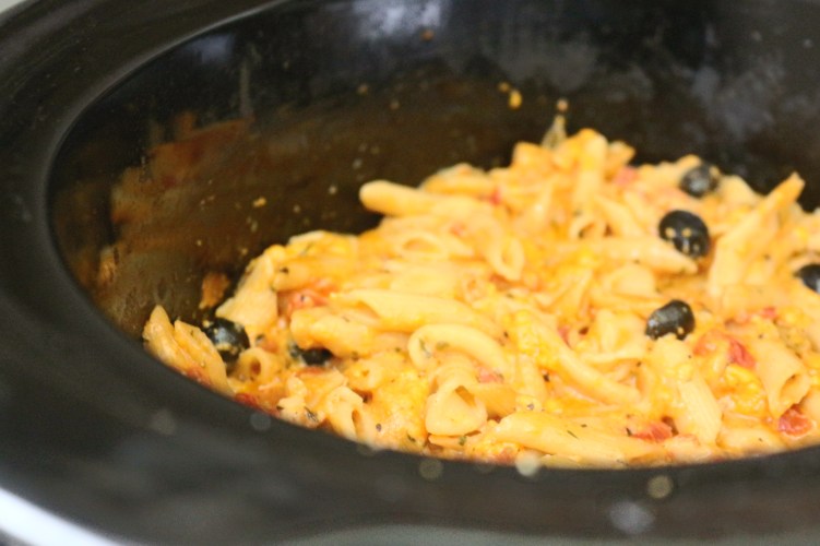 Cheat meal - massa com queijo e azeitonas na slow cooker