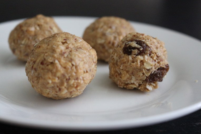 Bolas de manteiga de amendoim, aveia, coco e sultanas