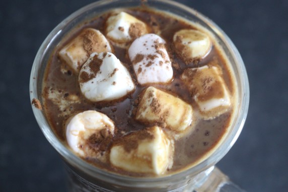 chocolate-quente-saudavel-com-curcuma-raparigamoderna-joanabbl